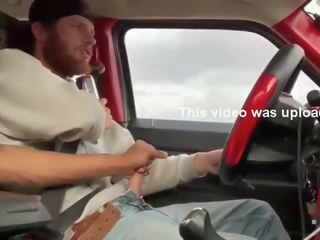 Kettő outstanding férfiak maszturálás -ban a autó