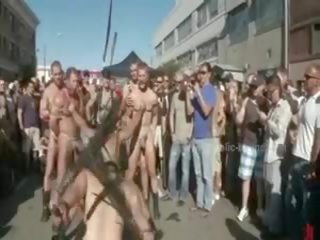 Public plaza cu dezbrăcat bărbați prepared pentru salbatic coarse violent homosexual grup x evaluat video