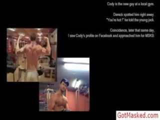 Groovy мускулест човек представяне край негов тяло от gotmasked