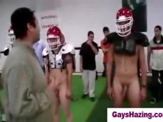 Hetro youths zrobiony do grać nagie football przez homos